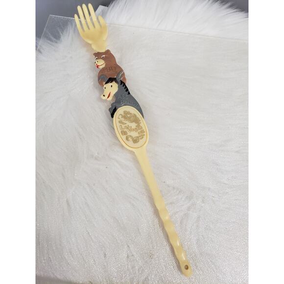 Vintage Genuine BEAR ASS SCRATCHER Plastic Back Hand Donkey Brown Bear Las Vegas - Picture 1 of 11